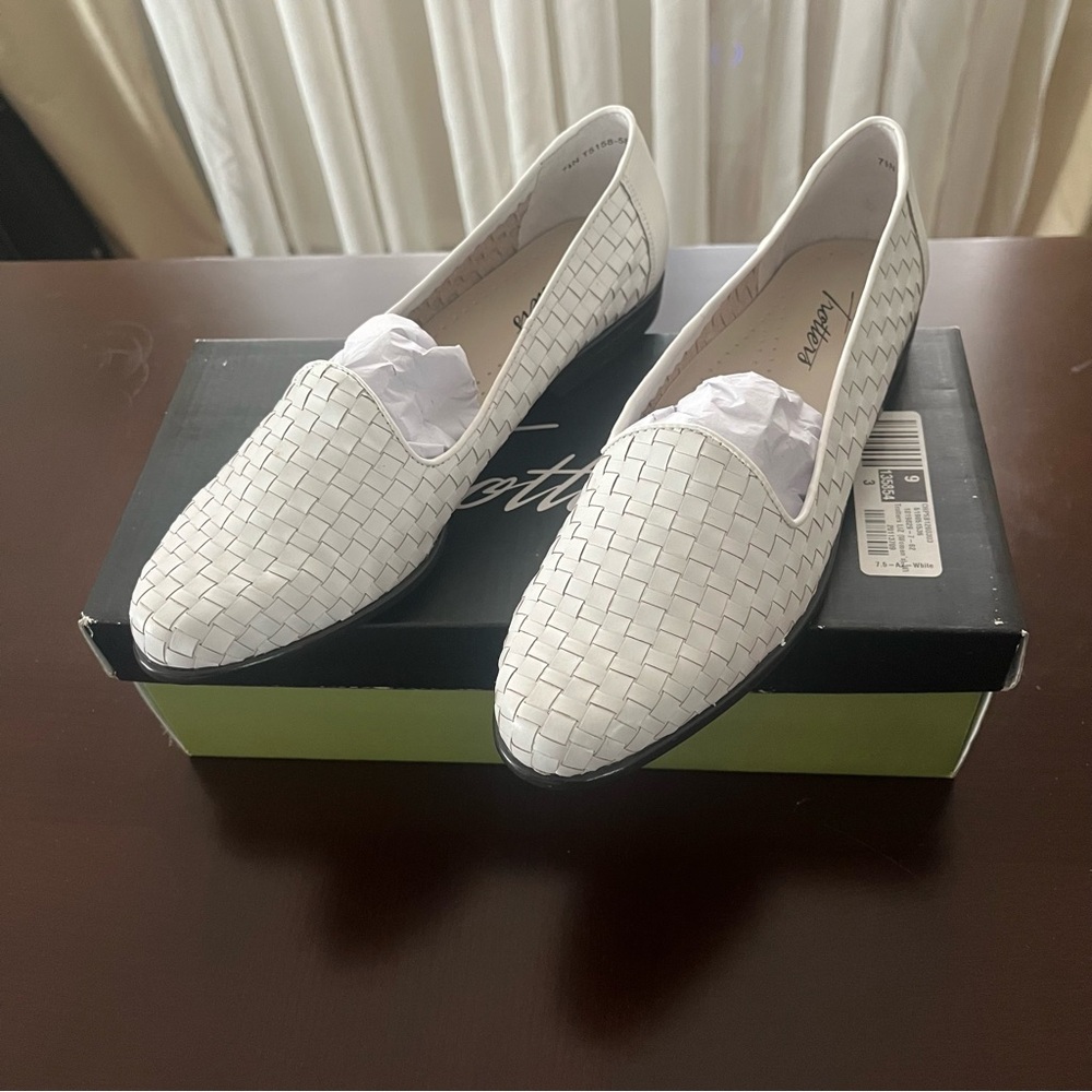 Trotters flat shoes color white size 7.5 N